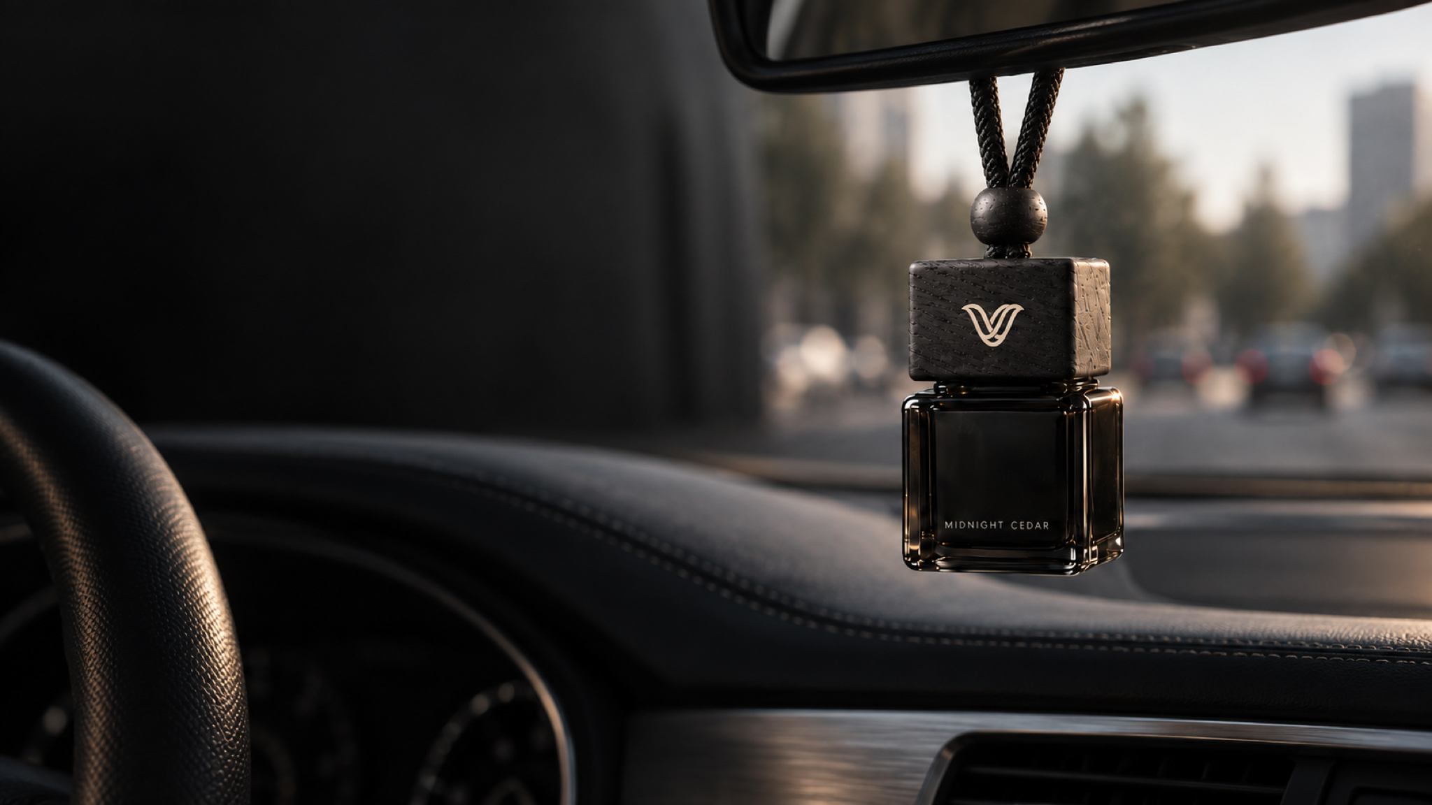 Parfum VELUNE zavesený v interiéri prémiového auta