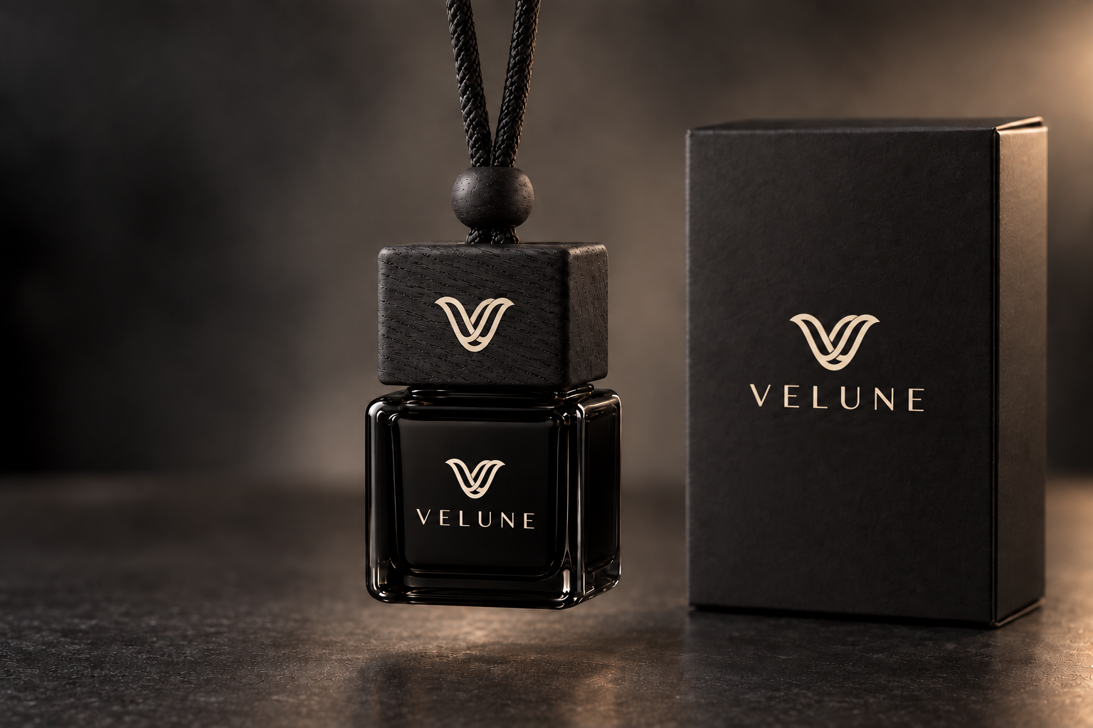 Čierny sklenený parfum VELUNE s dreveným uzáverom a balením