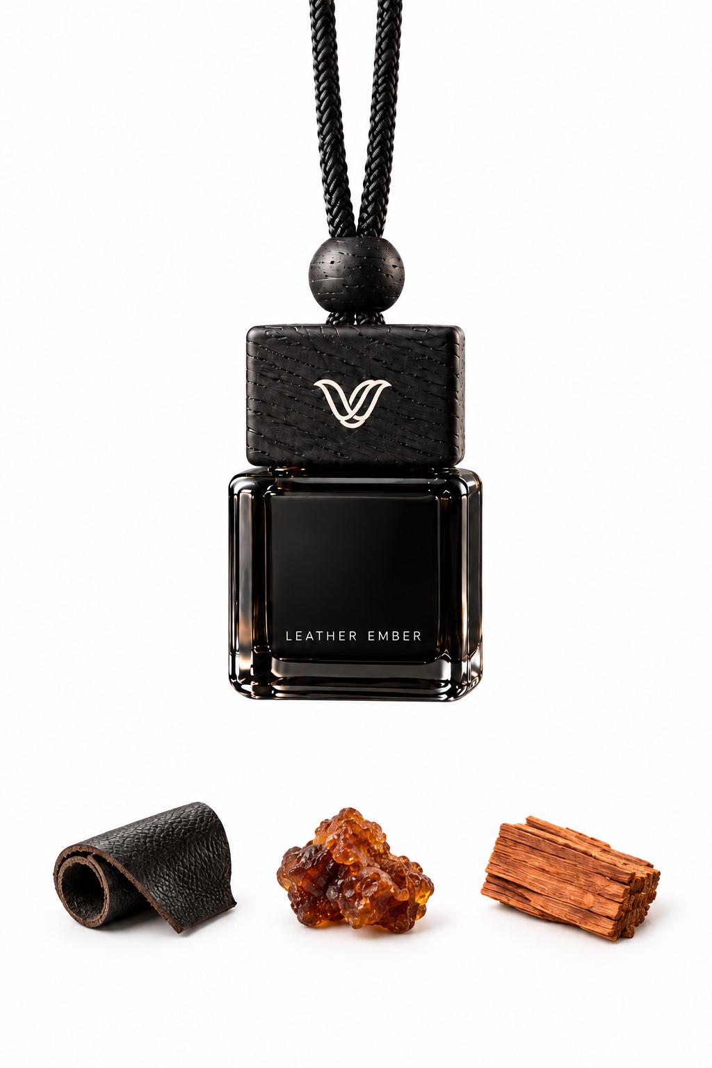 Zavesený flakón Leather Ember. Vonné tóny: Koža, myrha a cédrové drevo.